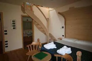 Tres Jolie Gera Lario