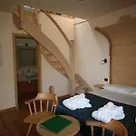 Tres Jolie Gera Lario